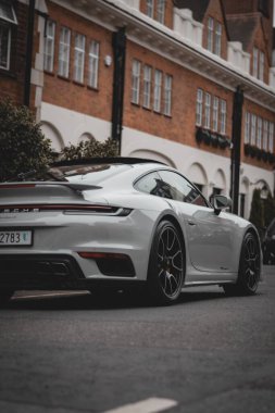 Gri Porsche 911 Mayfair civarında Londra 'da görüldü. Yağmurlu bir günden sonra ışık o detayları gölgesiz yakalamak için mükemmeldi.
