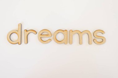 Tahta harflerle yazılmış hayaller.