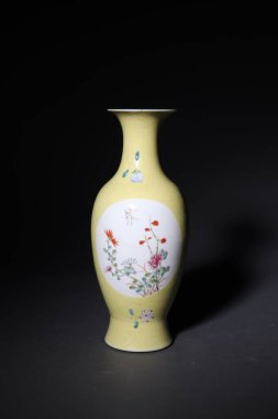 Geleneksel bir Çin boyalı vazosunun dikey çekimi.