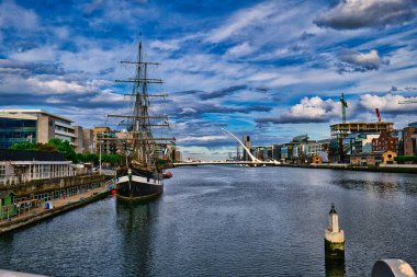 Jeanie Johnston 'ın güzel bir sahnesi İrlanda Kıtlık Hikayesi, Dublin, İrlanda