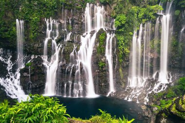 Gündüz vakti La Reunion şelalesinin ve güzel bereketli doğanın manzarası.
