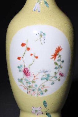 Geleneksel boyalı bir Çin vazosunun dikey karesi.