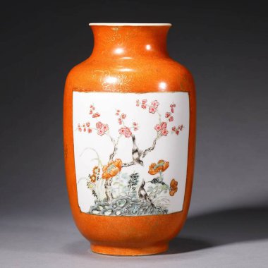 Geleneksel boyalı Çin vazosu, koyu arkaplan.