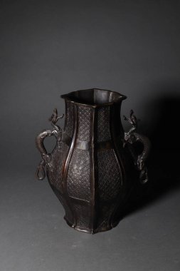 Eski bir Çin bronz tenceresinin dikey çekimi.