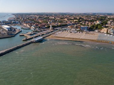 İtalya, Temmuz 2022: Denizi, plajları ve şemsiyeleriyle Fano şehrinin havadan görünüşü