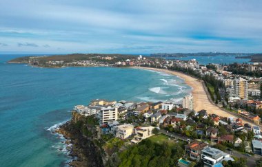 Manly Wharf ve Sydney CBD 'nin arka planda olduğu Manly Beach' in hava aracı görüntüsü.