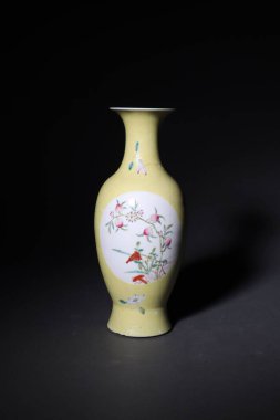 Geleneksel boyalı bir Çin vazosunun dikey karesi.