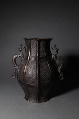 Eski bir Çin bronz tenceresinin dikey çekimi.