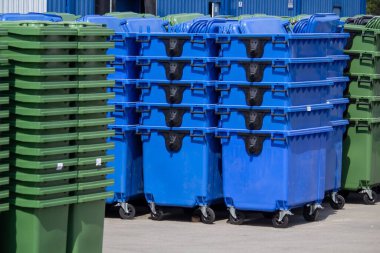 Yeni plastik çöp konteynırlarının yakın çekimi