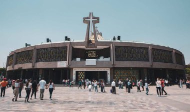 Meksika 'daki Guadalupe Hanımefendisi Bazilikası' nda yoğun bir gün.