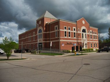 Bulutlu bir günde Miami İlçesi Şerif Departmanı ve Gözaltı Merkezi (Jail) n Paola, Kansas