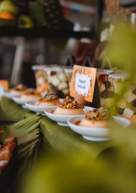 Lokantada isim plakalı meyve salatası.