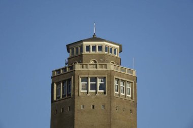 Mavi gökyüzüne karşı bir kule manzarası, Zandvoort, Kuzey Hollanda, Hollanda