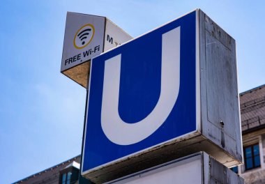 Münih, Almanya 'da metroya giriş tabelasının yakın çekimi.,