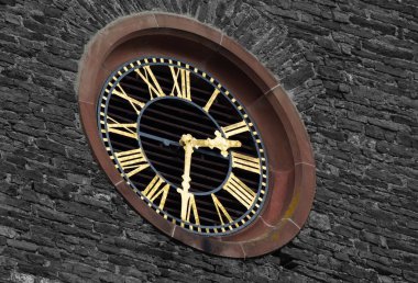 Gün ışığında bir binanın alçak açılı saati.