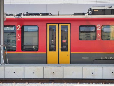 Kapalı kapıları olan renkli boş bir tren.