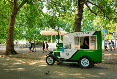 Londra, İngiltere 'de Hyde Park yakınlarında bir dondurma kamyonunun yakın çekimi.
