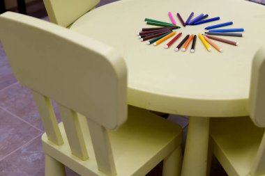 Çocuk masasında daire şeklinde renkli işaretler var.