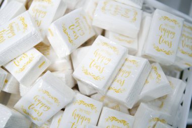 Düğün hediyesi olarak dekoratif mendil yığınının yakın plan çekimi.