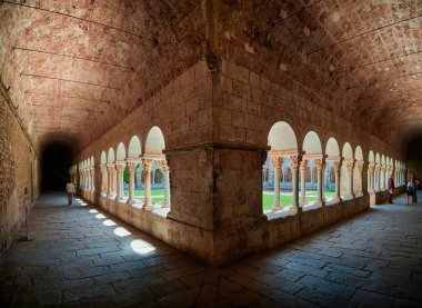 Katalunya 'daki Sant Cugat manastırının içini gösteren salon.