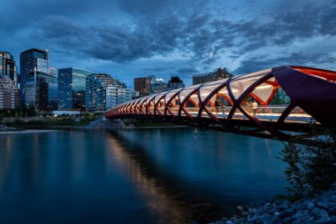 Calgary, Kanada 'ya uzanan Barış Köprüsü' nün alçak açısı