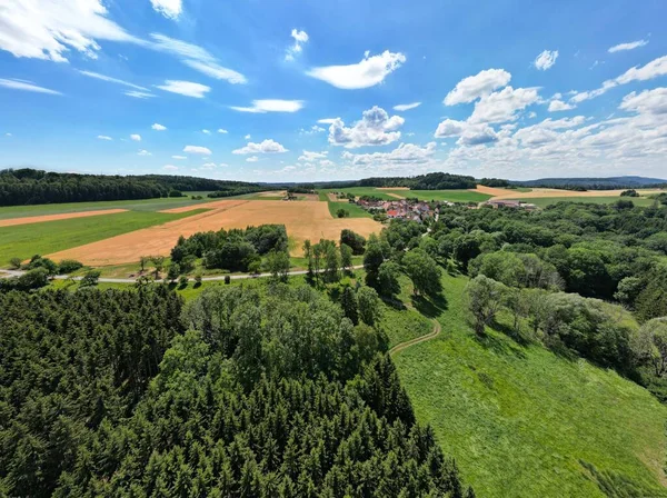 Eine Luftaufnahme Von Feldern Mit Bäumen Und Wolken Himmel — Stockfoto
