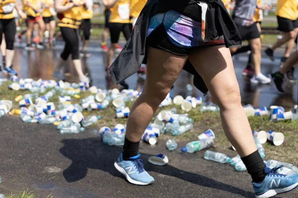 Las Botellas Plástico Vasos Papel Tirados Suelo Durante Wings Life —  Fotos de Stock