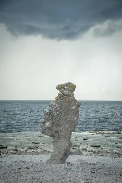 Eine Vertikale Aufnahme Einer Einzigartigen Felsformation Strand Mit Bewölktem Himmel — Stockfoto