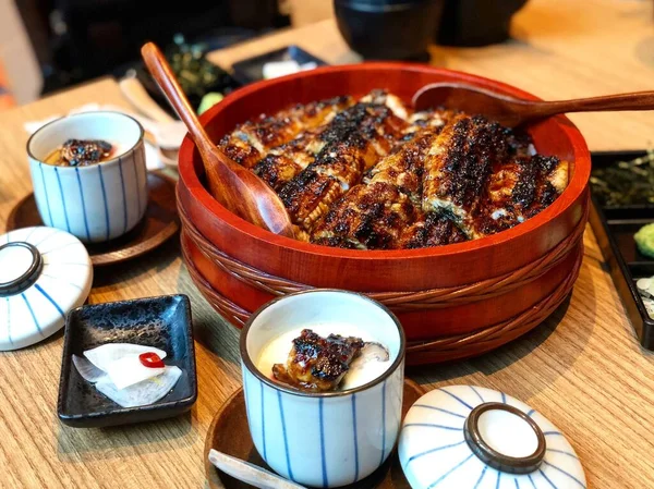 おいしいひつまぶし料理 チームライス付きの伝統的な日本料理 テーブルの上で焼きウナギをスライス — ストック写真