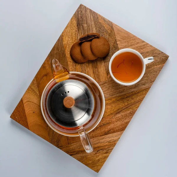 Una Vista Superior Una Tetera Una Taza Llena Galletas Chocolate — Foto de Stock