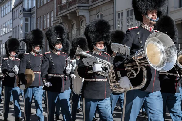 コペンハーゲンの路上で春のパレードデンマーク 制服を着た人々 — ストック写真