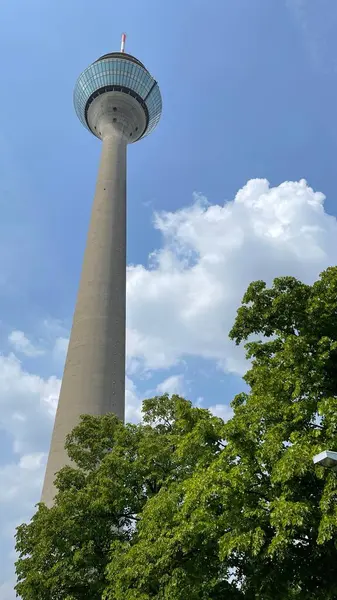 Niski Kąt Widzenia Renu Tower Dusseldorfie Niemcy — Zdjęcie stockowe