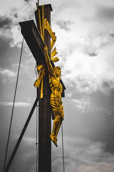 德国巴伐利亚区的山顶十字和金色耶稣基督雕像 — 图库照片