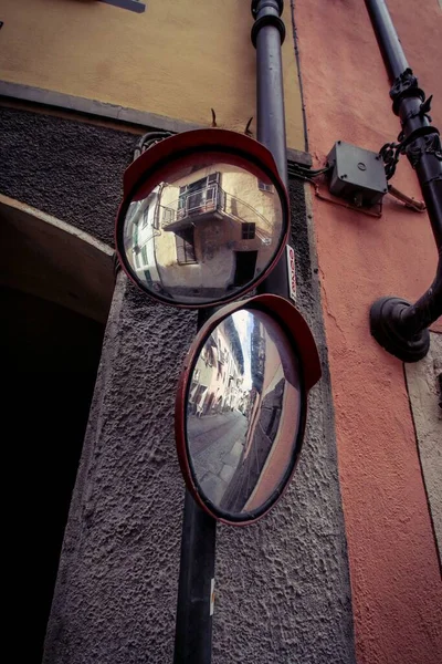 Reflektion Smal Gata Och Byggnader Speglar Monterade Vägg — Stockfoto
