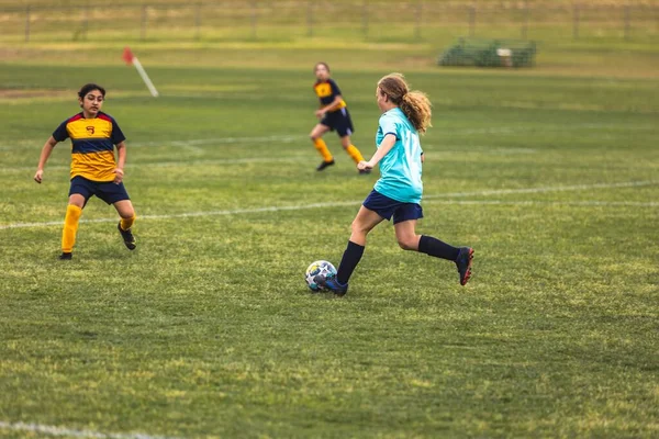 Genç Kızlar Gençler Futbol Maçında Futbol Oynuyorlar — Stok fotoğraf