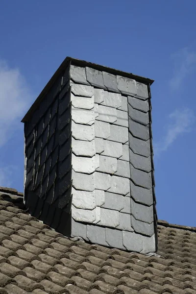옥상에 굴뚝의 수직으로 보이는 — 스톡 사진