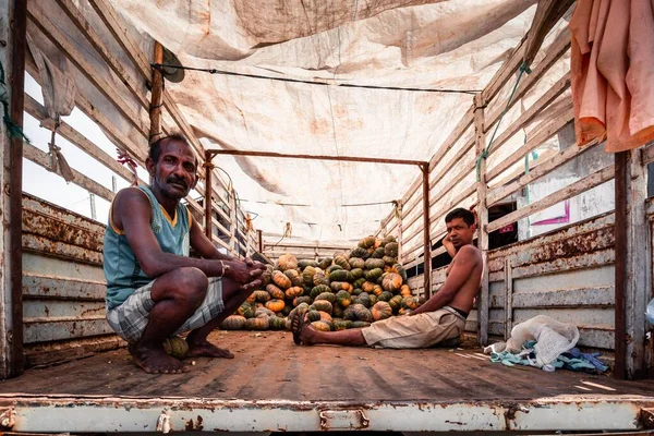 Dois Homens Sentados Num Camião Cheio Cabaças Num Mercado — Fotografia de Stock