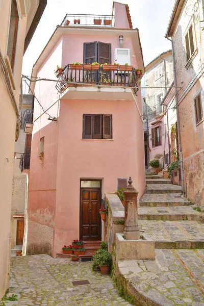 イタリアのローマに近いMonte San Biagio町にある階段と古い家のある狭い通り — ストック写真