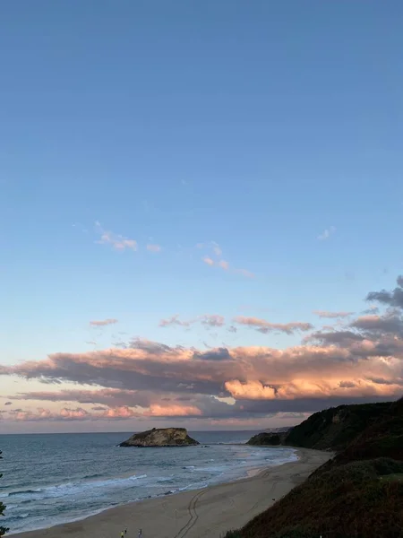 Colpo Verticale Una Bellissima Costa Con Tramonto Colorato Nel Cielo — Foto Stock