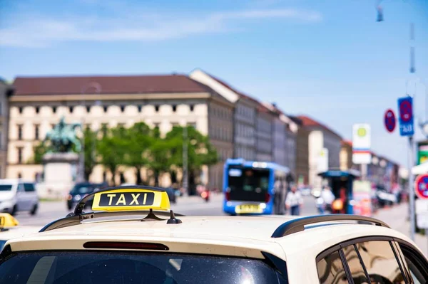 Primo Piano Taxi Sulle Strade Monaco Baviera Germania — Foto Stock