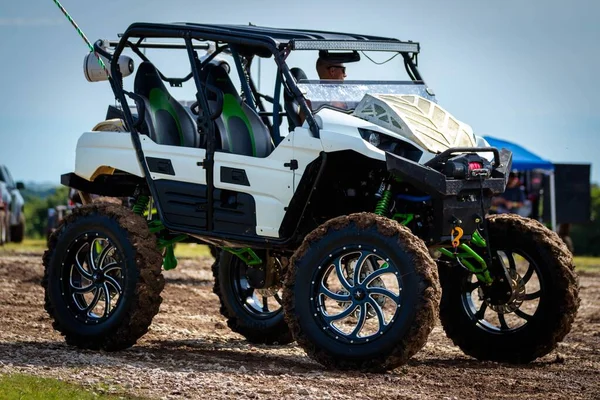 Large White Atv People Driving Dirty Muddy Field Rock Fest — Stock Photo, Image