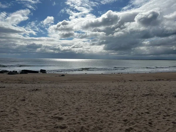 Красивый Снимок Пустого Пляжа Серыми Облаками Формирующимися Горизонте — стоковое фото