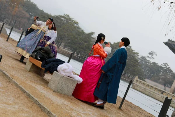 Grupa Ludzi Robi Selfie Koreańskim Tradycyjnym Ubraniu Seul — Zdjęcie stockowe
