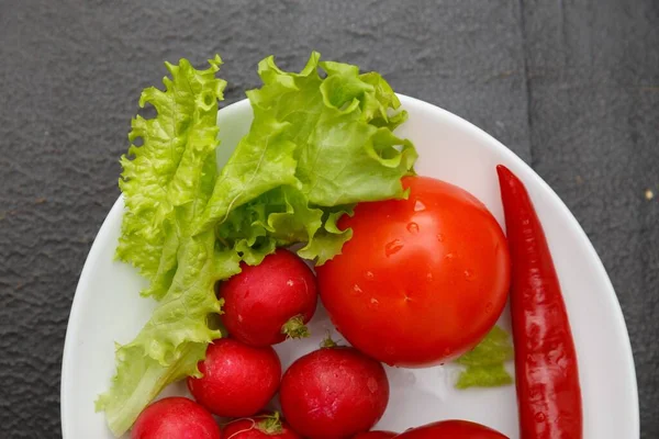 Les Légumes Frais Mûrs Sur Assiette Blanche — Photo