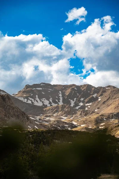 Gökyüzünde Bulutlar Olan Güzel Bir Dağ Manzarasının Dikey Görüntüsü — Stok fotoğraf