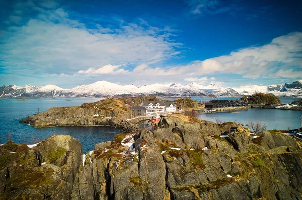 云天背景下的挪威Hamn Senja酒店景观 — 图库照片