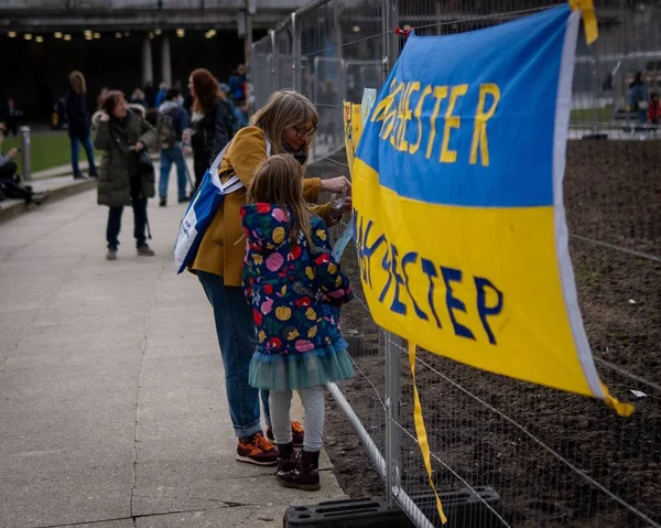 マンチェスターのウクライナの旗との戦争に抗議する人々 — ストック写真