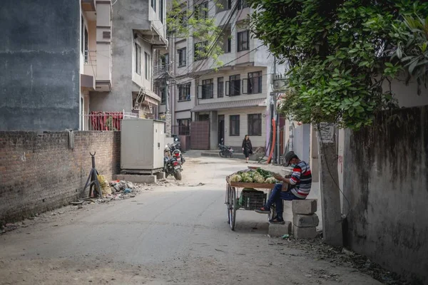 在尼泊尔首都加德满都 一个男人坐在他的自行车果车旁边 安静地等待出售 — 图库照片