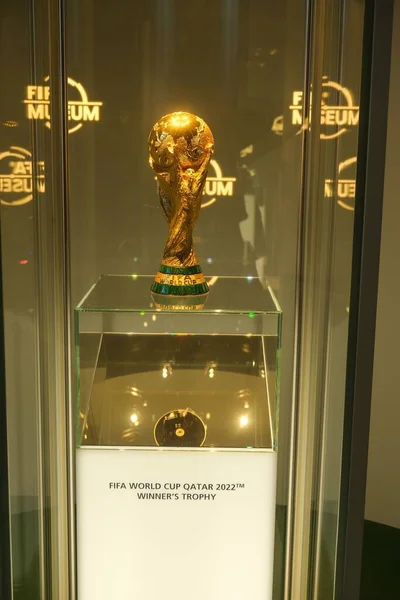 Vertical Shot Fifa World Cup Trophy Displayed Crowd Zurich Switzerland — Stock Photo, Image