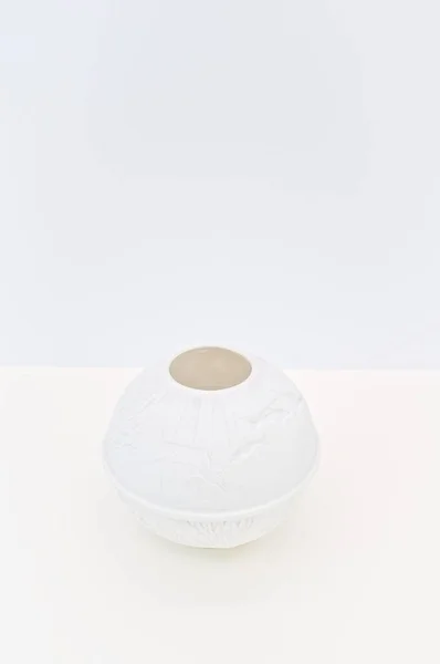 Lanterne Table Porcelaine Blanche Confortable Sur Bureau Avec Espace Copie — Photo